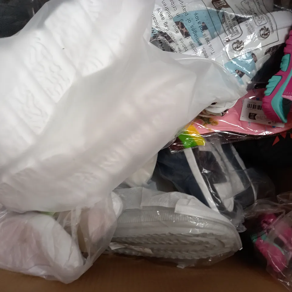 BOX OF APPROXIMATELY 15 ASSORTED PAIRS OF SHOES AND FOOTWEAR ITEMS IN VARIOUS COLOURS, STYLES, AND SIZES - COLLECTION ONLY