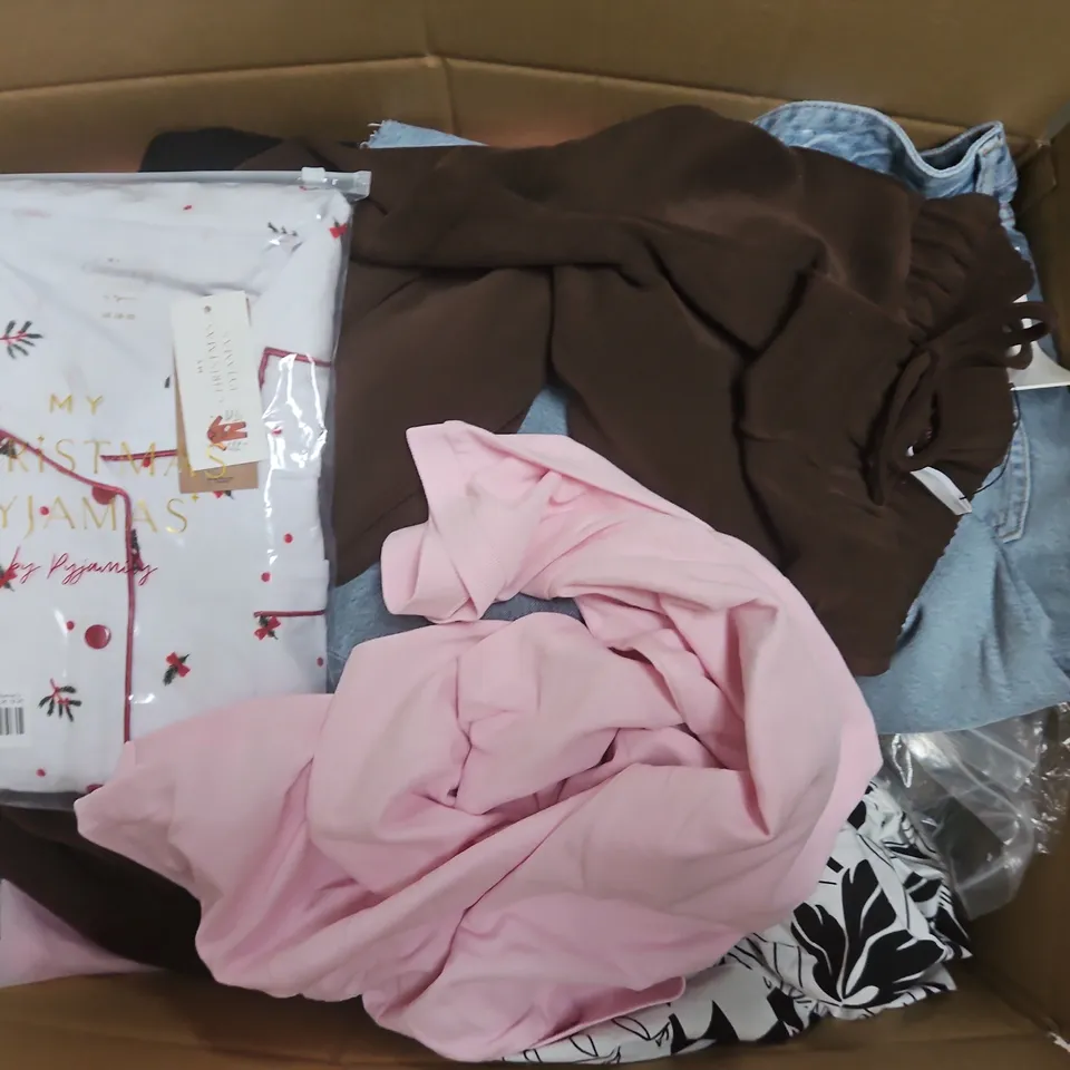 APPROXIMATELY 30 ASSORTED CLOTHING ITEMS IN VARIOUS SIZES, STYLES & COLOURS TO INCLUDE TOPS, PYJAMAS, TROUSERS, ETC - COLLECTION ONLY