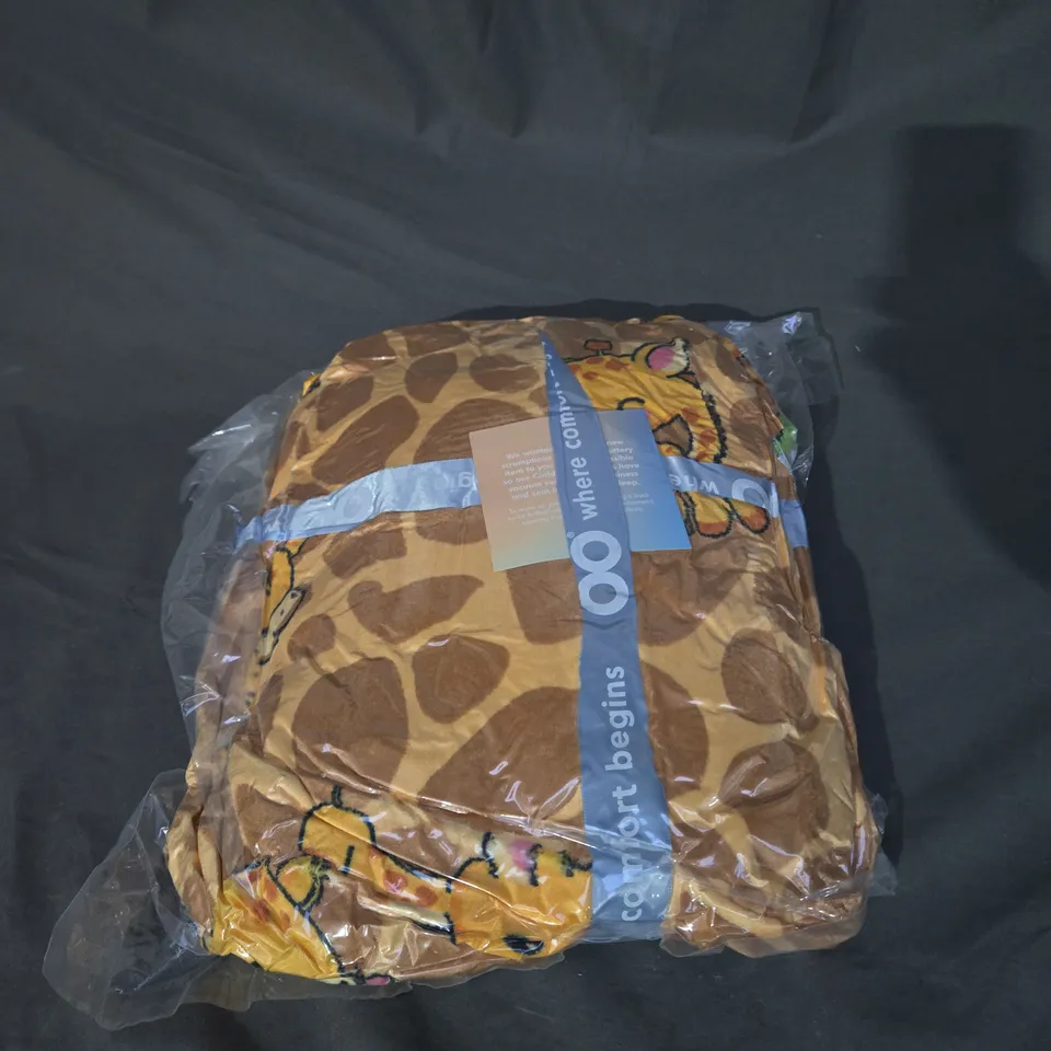 SEALED OODIE OVERSIZED HOODED BLANKET - GIRAFFE