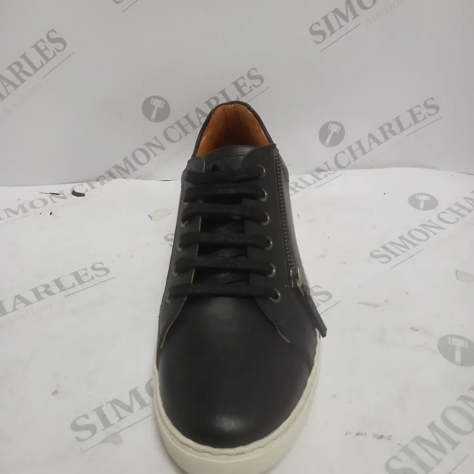 PAIR OF MAISON DE NIMES LEATHER ZIP SIDE TRAINERS IN BLACK - SIZE 7
