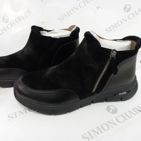 BOXED PAIR OF SKECHERS SMOOTH ZIP BOOTS - 8