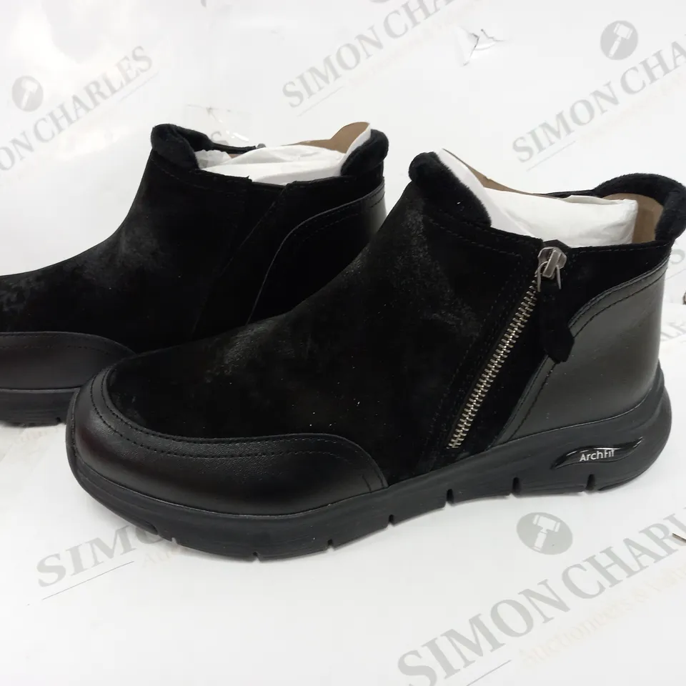 BOXED PAIR OF SKECHERS SMOOTH ZIP BOOTS - 8