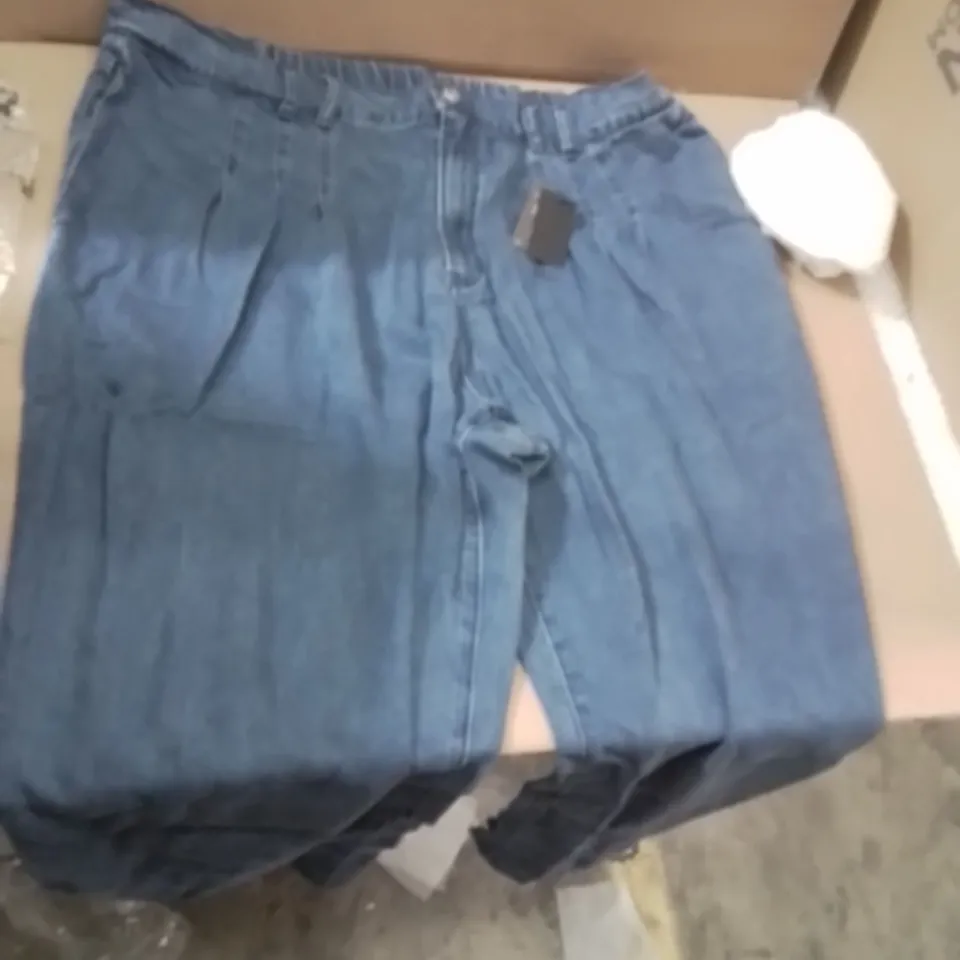 BOX CONTAINING APPROXIMATELY 15 BRAND NEW WOMENS MIDNIGHT BLUE DENIM JEANS 22R