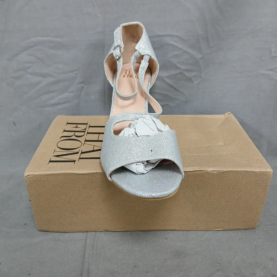 BOXED PAIR OF WHERE'S THAT FROM OPEN TOE LOW HEEL SANDALS IN SILVER GLITTER SIZE UK 8