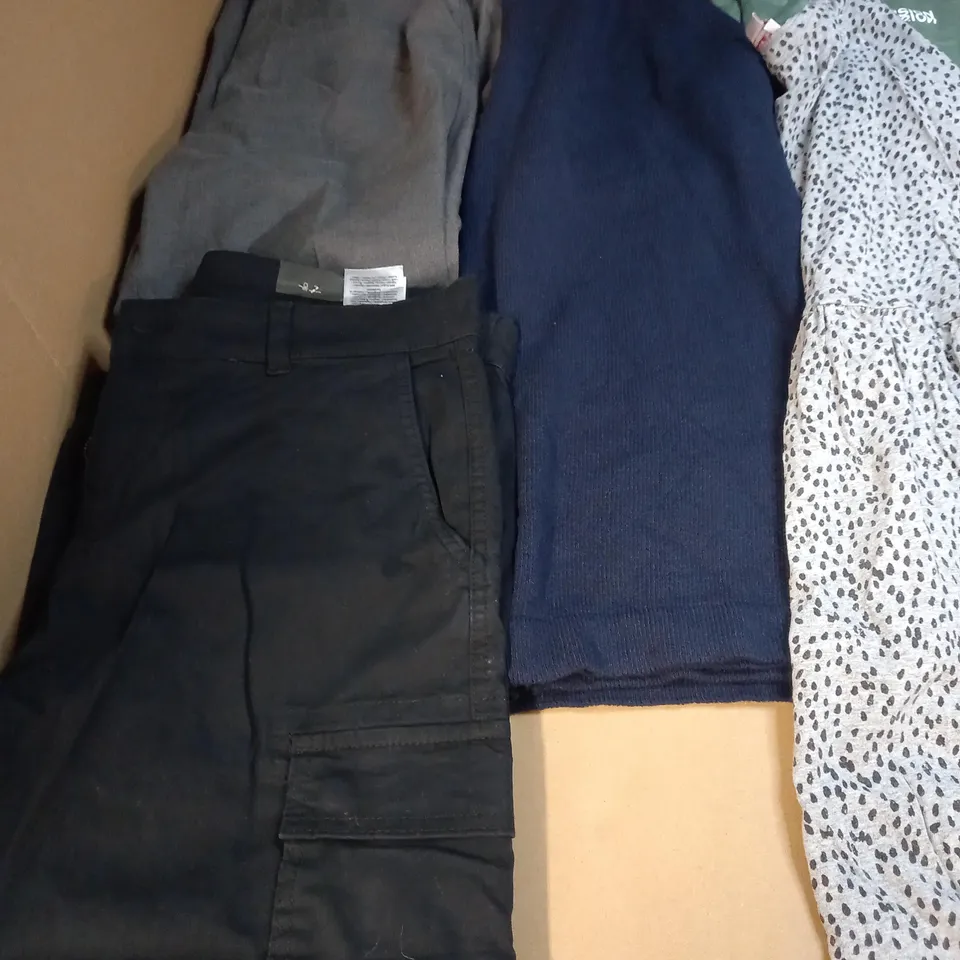 LOT OF APPROX 20 ASSORTED CLOTHING ITEMS VARYING IN SIZE/COLOUR/STYLE TO INCLUDE: TROUSERS, SKIRTS, TOPS