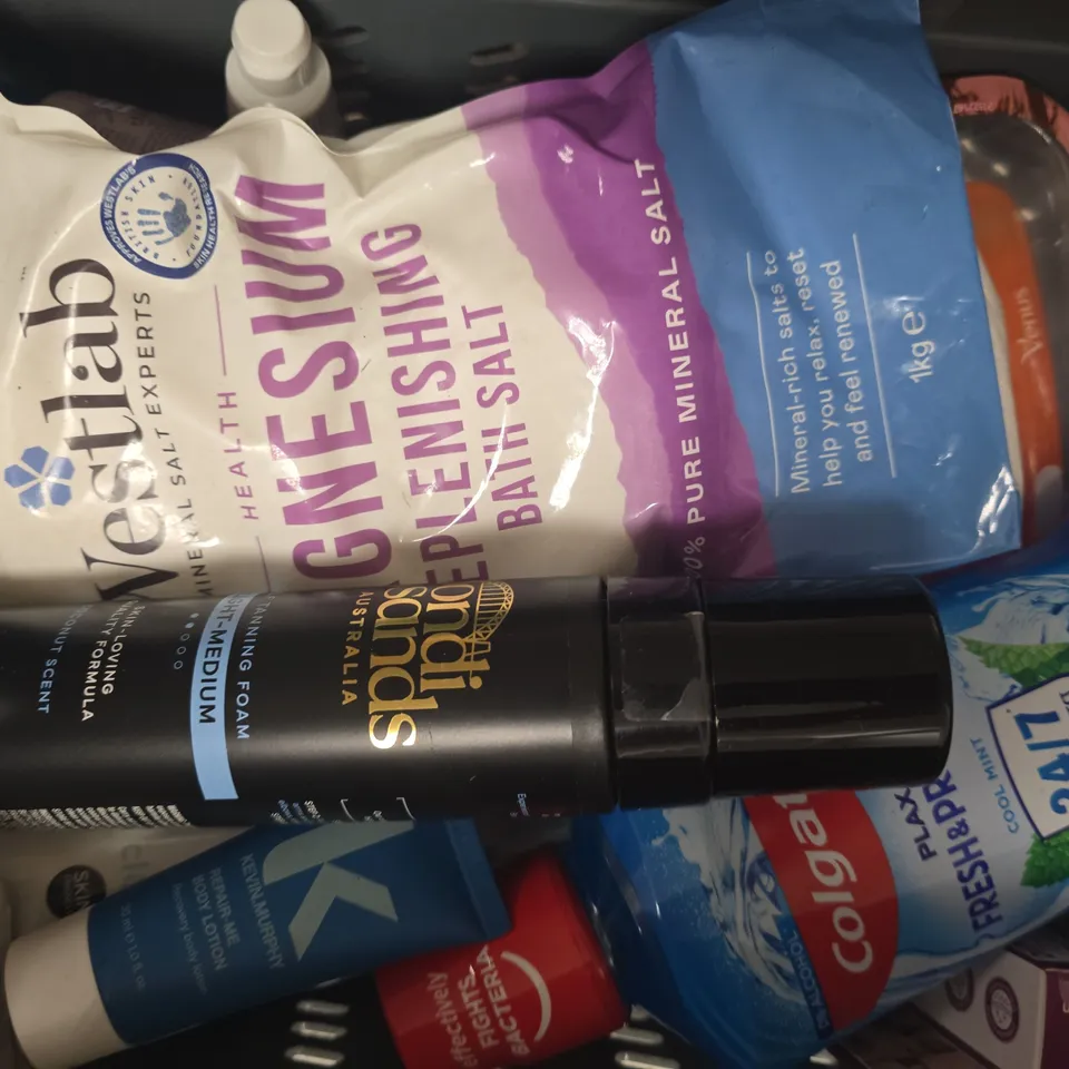 APPROXIMATELY 15 ASSORTED COSMETIC ITEMS INCLUDING VARIOUS MAKES AND BRANDS - COLLECTION ONLY