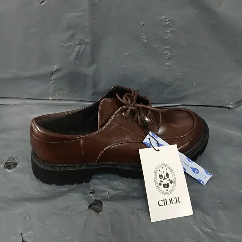 PAIR OF CIDER LACE UP SHOES IN BROWN - 8.5