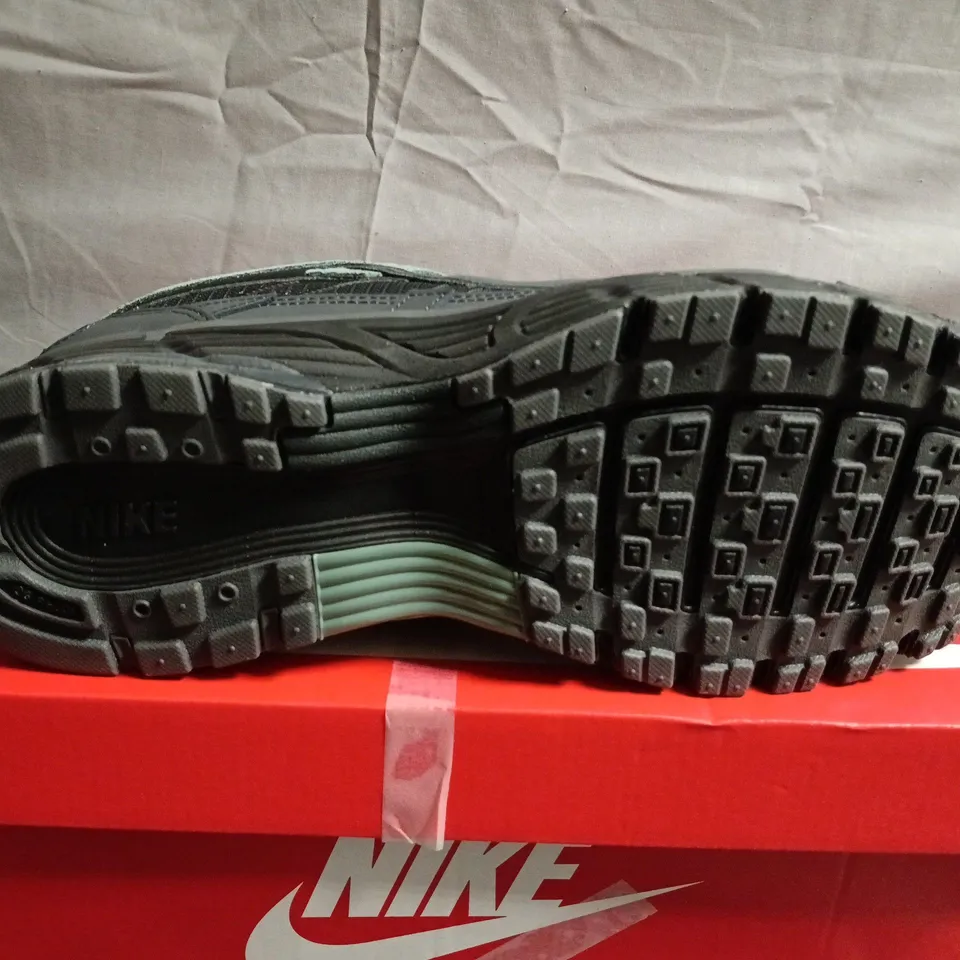 BOXED PAIR OF NIKE P-6000 TRAINERS - UK SIZE 10