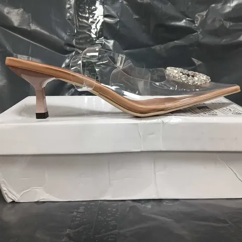 BOXED PAIR OF UNBRANDED POINTED TOE HEELED SLINGBACK SANDALS IN CLEAR/NUDE W. JEWEL EFFECT DETAIL SIZE EU 40