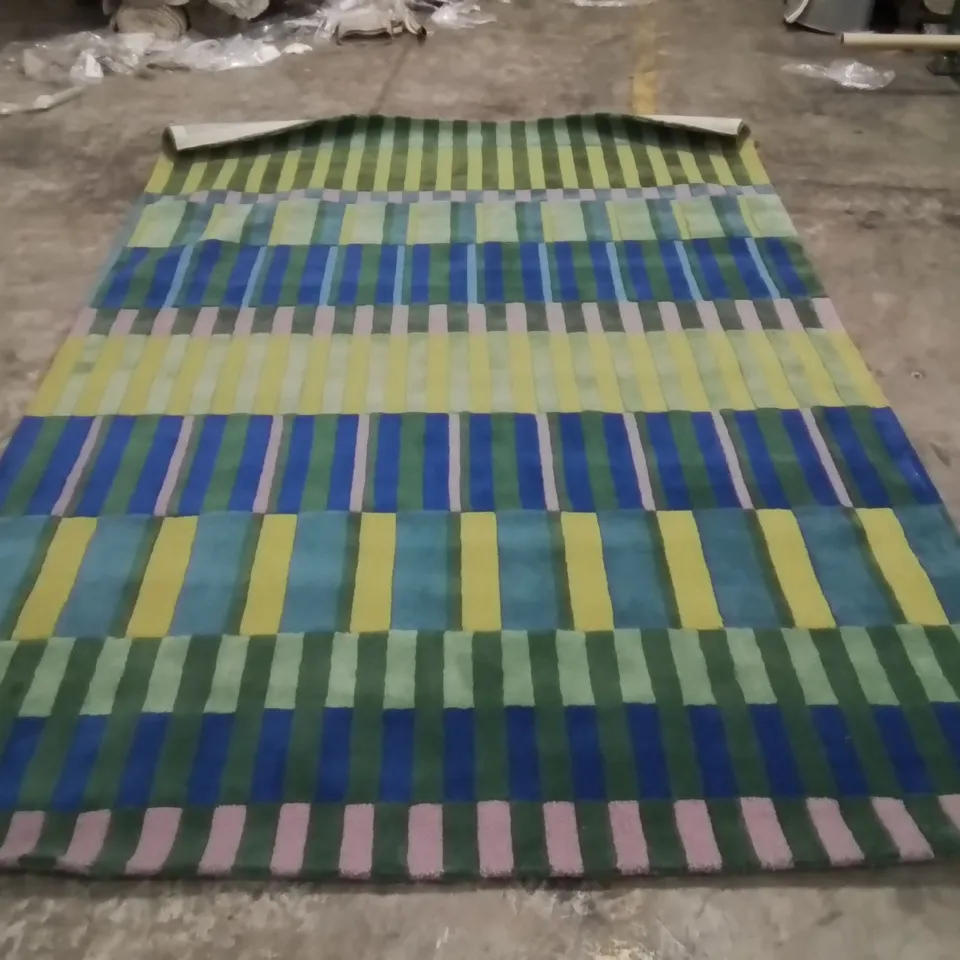 QUALITY DESIGNER AREA RUG - APPROXIMATELY 290X200