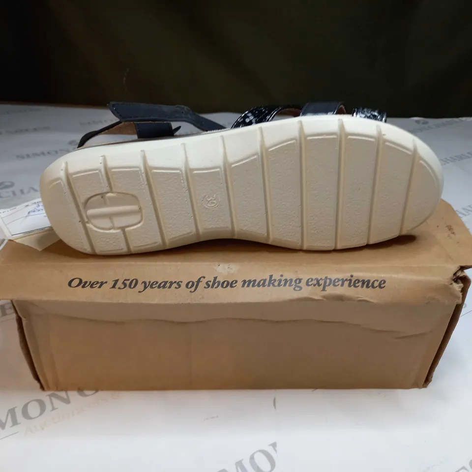 BOXED PAIR OF CUSHION-WALK FAUX SNAKESKIN SANDALS IN BLACK SIZE 6