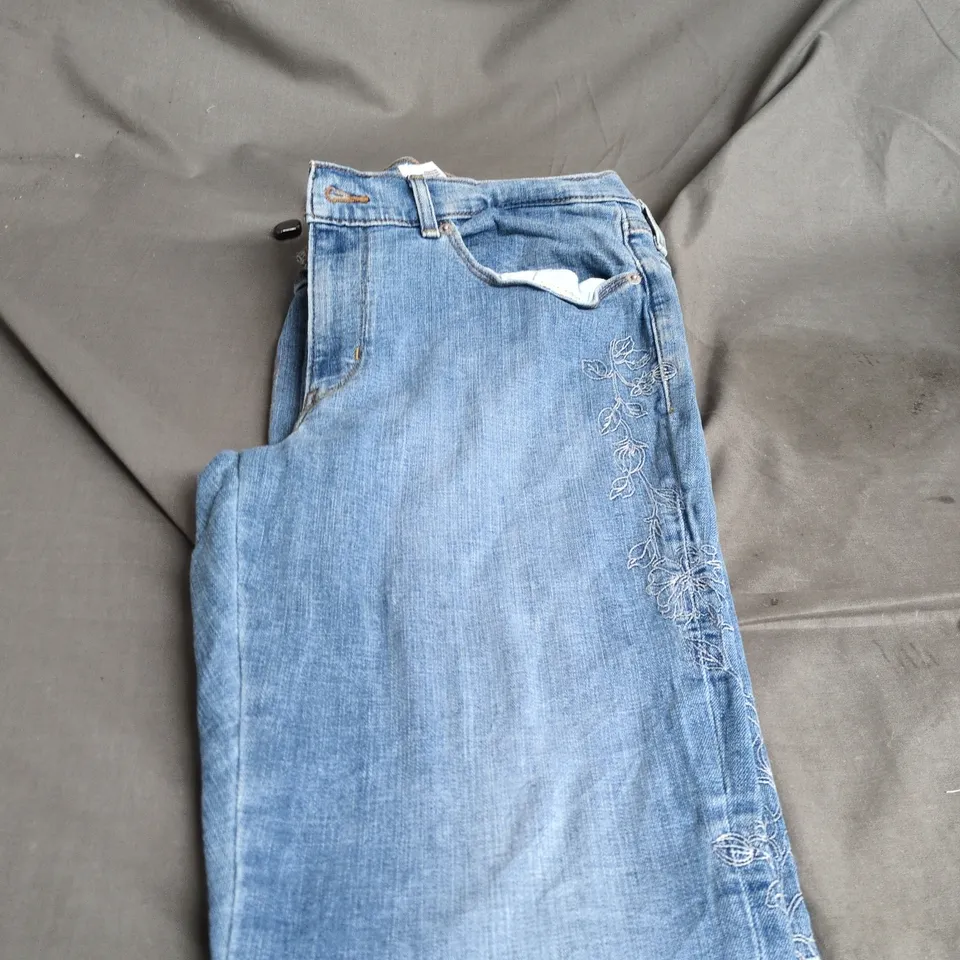LEVI'S JEANS – LIGHT WASH DENIM WITH FLORAL EMBROIDERY CLASSIC BOOTCUT SIZE 10