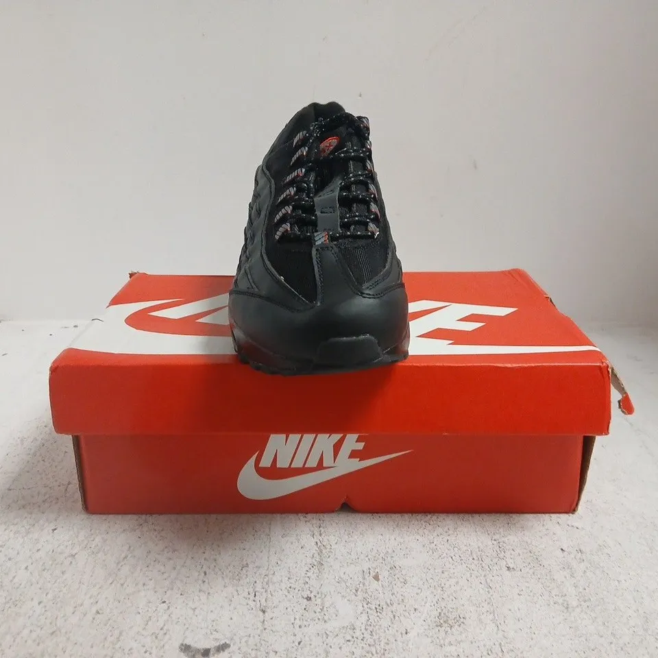 BOXED PAIR OF NIKE AIR MAX 95 TRAINERS IN BLACK SIZE UK 9