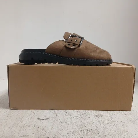 BOXED PAIR OF THE VERY COLLECTION MULES IN BROWN SIZE 4