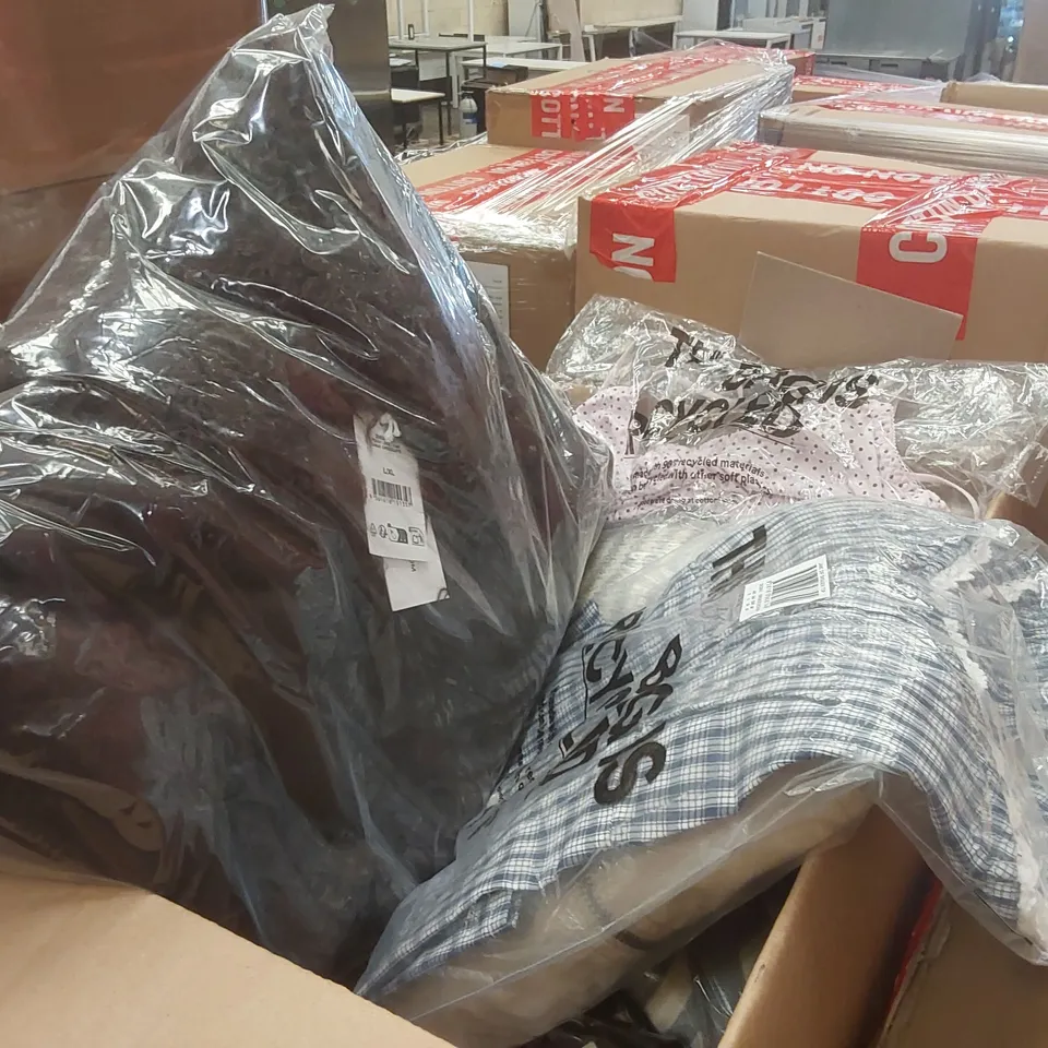 PALLET CONTAINING A VERY LARGE QUANTITY OF BRAND NEW ASSORTED CLOTHING INCLUDING: JUMPERS, JEANS, BIKINIS, T-SHIRTS, TROUSERS ECT