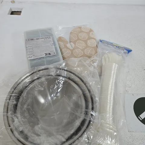 APPROXIMATELY 15 ASSORTED HOUSEHOLD PRODUCTS TO INCLUDE WASHING LINES, BOWL SET, OVEN GLOVE ETC 