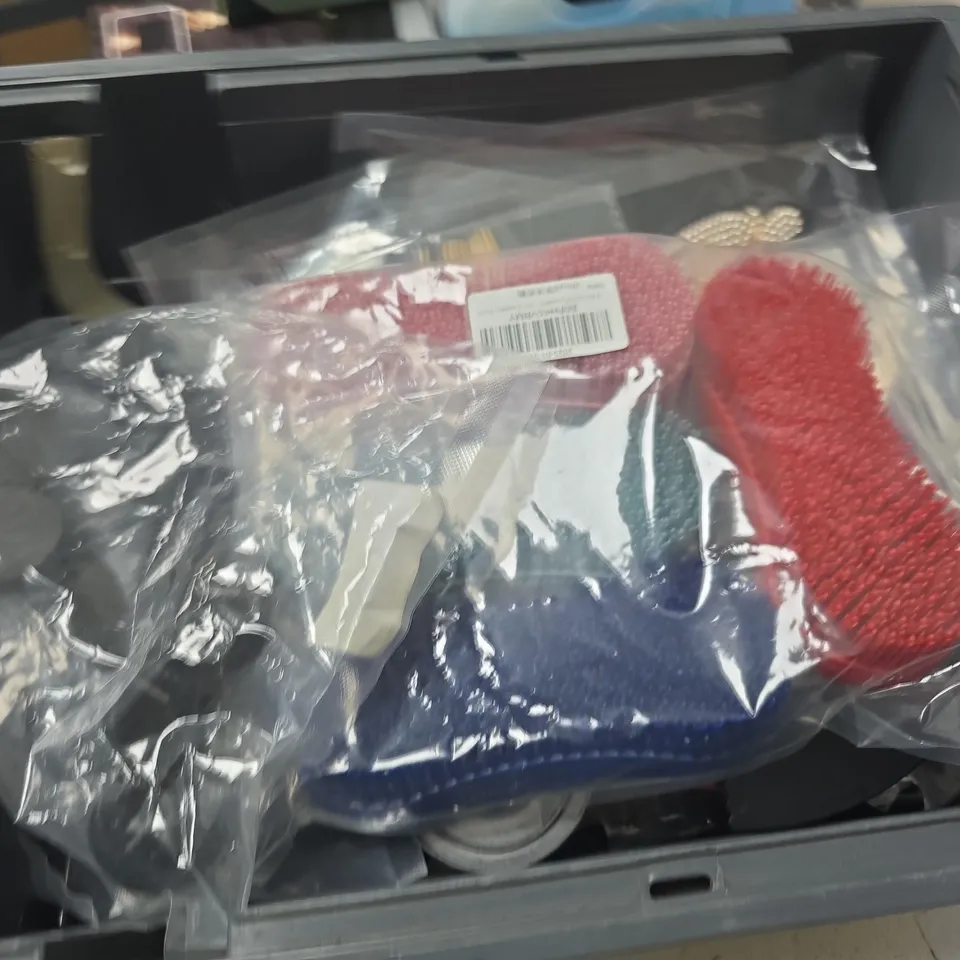 APPROXIMATELY 10 ASSORTED HOUSEHOLD ITEMS TO INCLUDE LAUNDRY BRUSHES, CAKE ACCESSORIES, METAL BRACKET, ETC