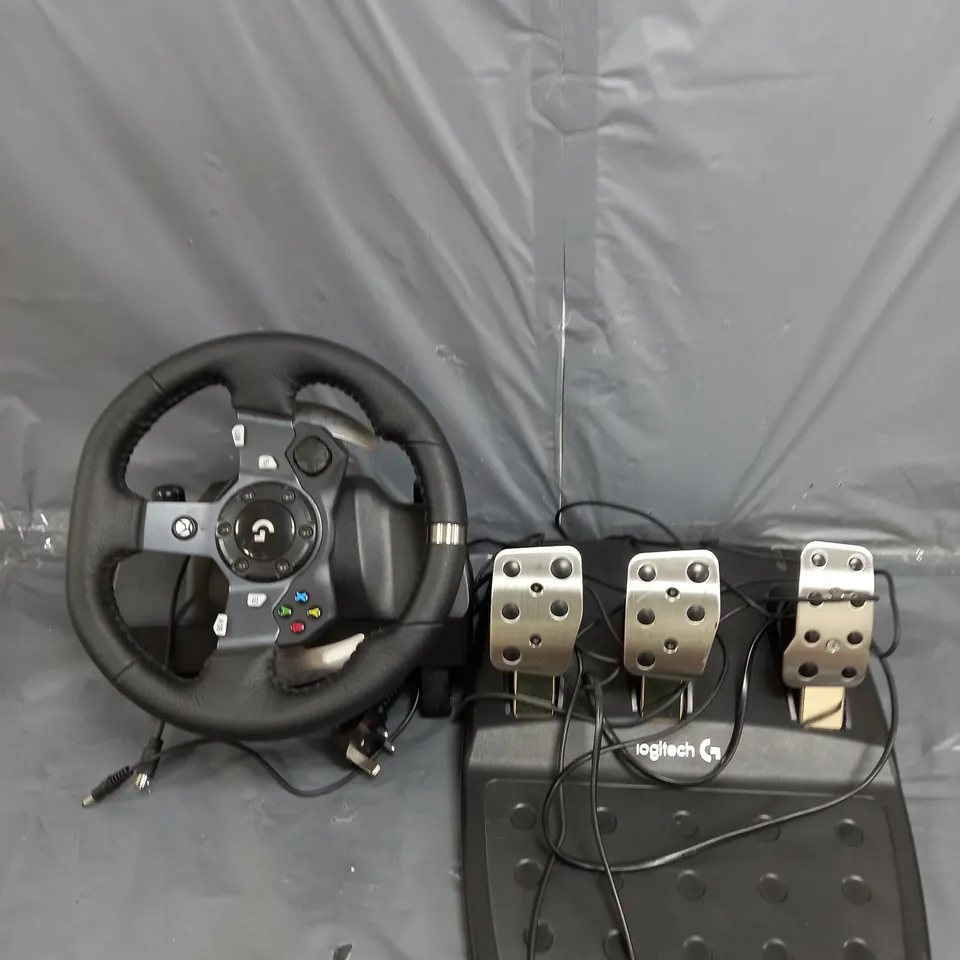 LOGITECH G G920 DRIVING FORCE RACING WHEEL AND FLOOR PEDALS