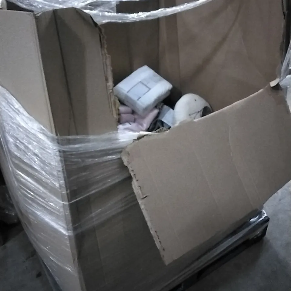 PALLET OF ASSORTED HOME FABRIC ITEMS TO INCLUDE DUVET SETS, THROWS , TOWELS AND CURTAINS