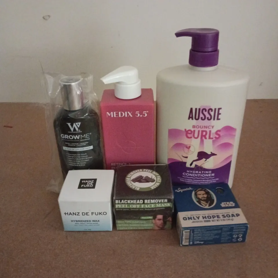 APPROXIMATELY 15 ASSORTED HEALTH & BEAUTY PRODUCTS TO INCLUDE AUSSIE BOUNCY CURLS, MEDIX 5.5 AGE REWIND, SQUATCH ONLY HOPE SOAP, ETC - COLLECTION ONLY