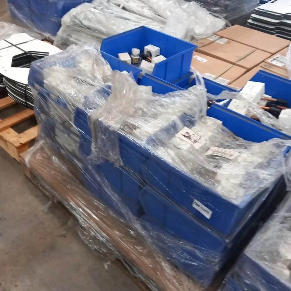 PALLET OF APPROXIMATELY 256 CMS IKON 0120 GAS OUTLETS WITH COPPER PIPES