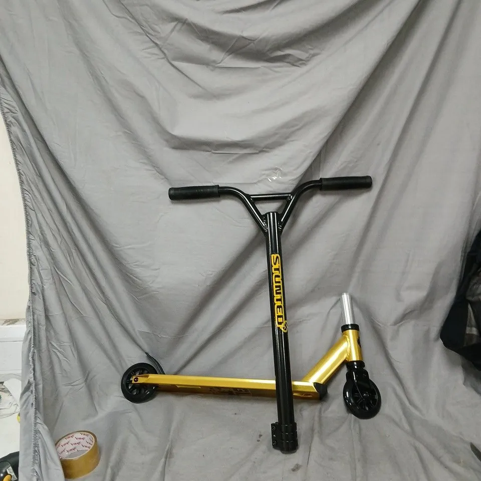 STUNTED GILT STUNT SCOOTER IN BLACK/GOLD