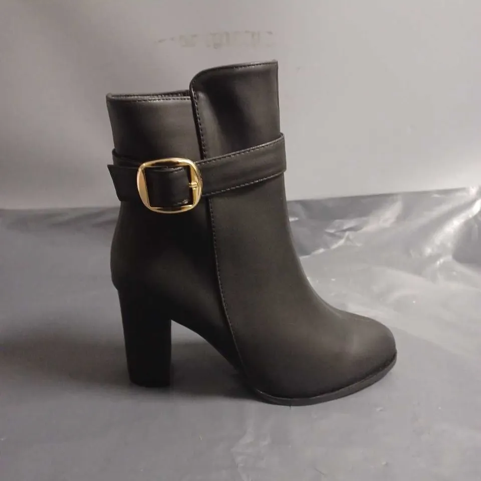 PAIR OF BUCKLE DETAIL BLACK BOOTS - 38