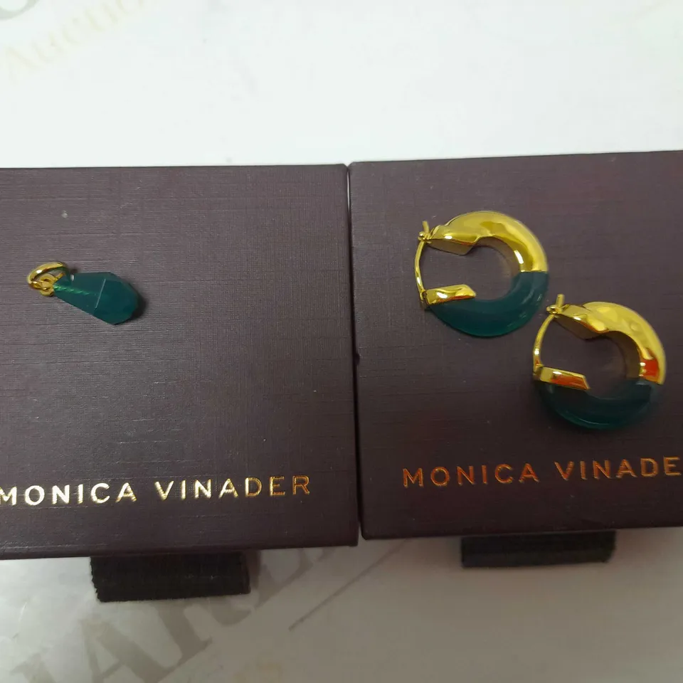 LOT OF APPROX 8 MONICA VINADER JEWELLERY TO INCLUDE GOLD EFFECT BRACELET, GOLD EFFECT NECKLACE AND SILVER EFFECT RING