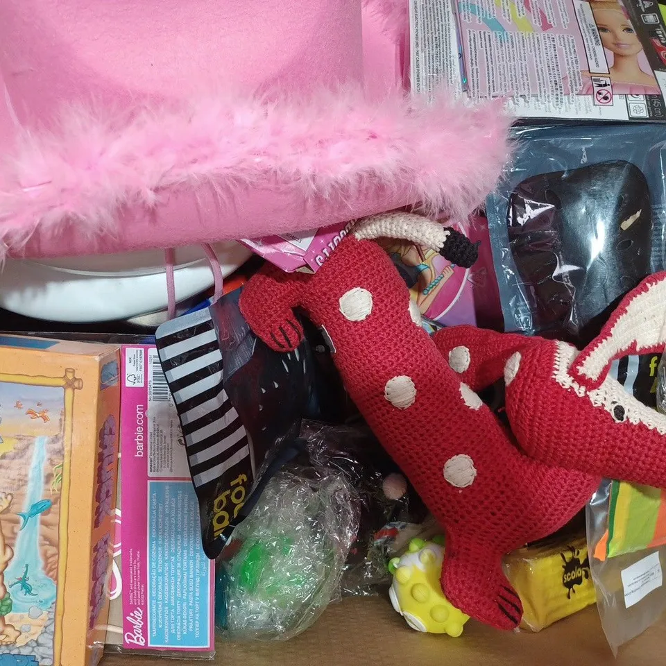 BOX OF APPROXIMATELY 20 ASSORTED TOYS AND GAMES TO INCLUDE ROLIFE TRAMCAR, MIDDLE EARTH STRATEGY BATTLE GAME, NAIL ART SALON SET, ETC