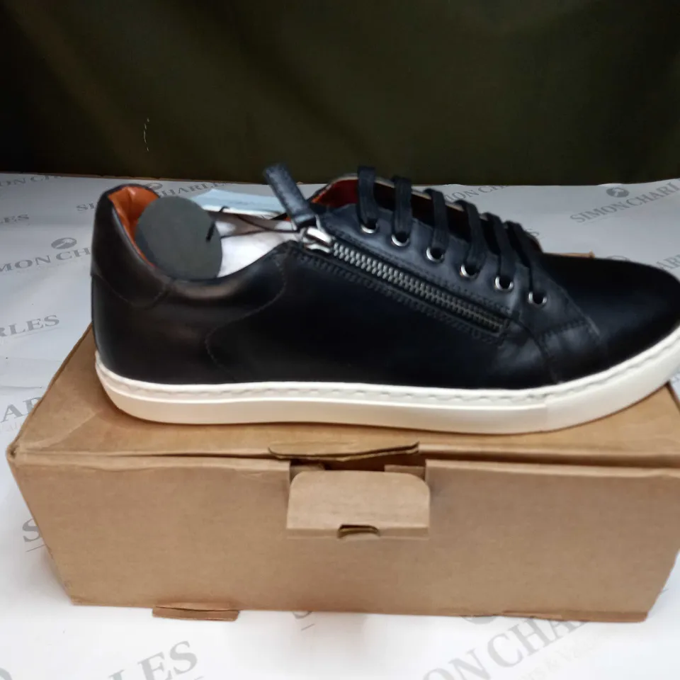 BOXED PAIR OF MAISON DE NIMES LEATHER ZIP SIDE TRAINERS IN BLACK - SIZE 8