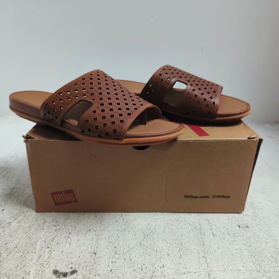 BOXED PAIR OF FITFLOP GRACIE PERF-LEATHER H-BAR SLIDES W. TOE POST IN DEEP TAN SIZE UK 4.5