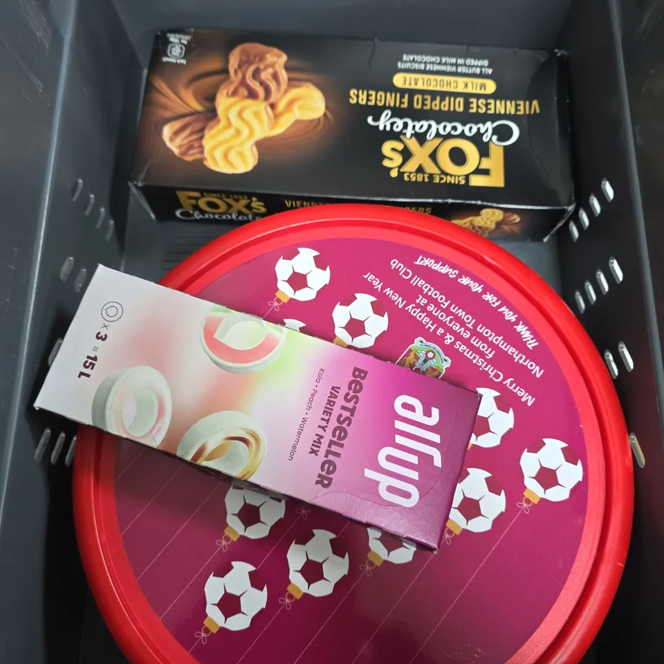 APPROXIMATELY 7 ASSORTED FOOD/DRINK PRODUCTS TO INCLUDE NESCAFE COFFEE, SHORTBREAD, TWININGS TEA ETC 