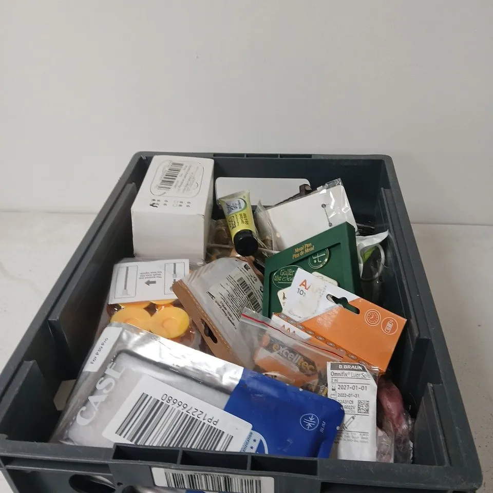 APPROXIMATELY 20 ASSORTED HOUSEHOLD ITEMS INCLUDING METAL GOLF PINS , AAA BATTERIES AND MONKEY GRIP CREAM 