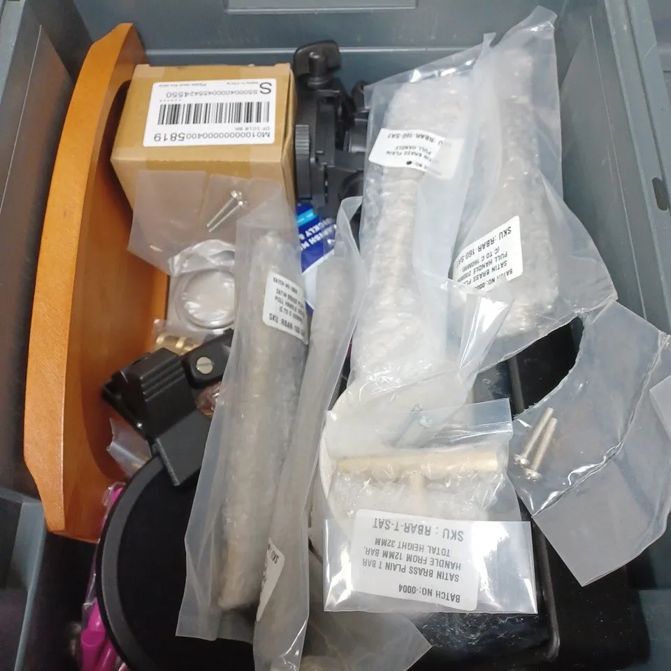 BOX OF APPROXIMATELY 15 ASSORTED HOUSEHOLD ITEMS TO INCLUDE LED LIGHTS, BATH BOMB AND A NOTE BOOK 