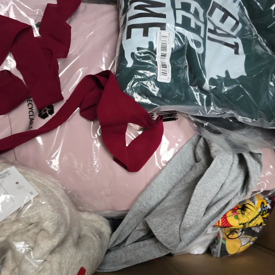 APPROXIMATELY 20 ASSORTED CLOTHING AND FASHION PRODUCTS IN VARIOUS STYLES AND SIZES - COLLECTION ONLY