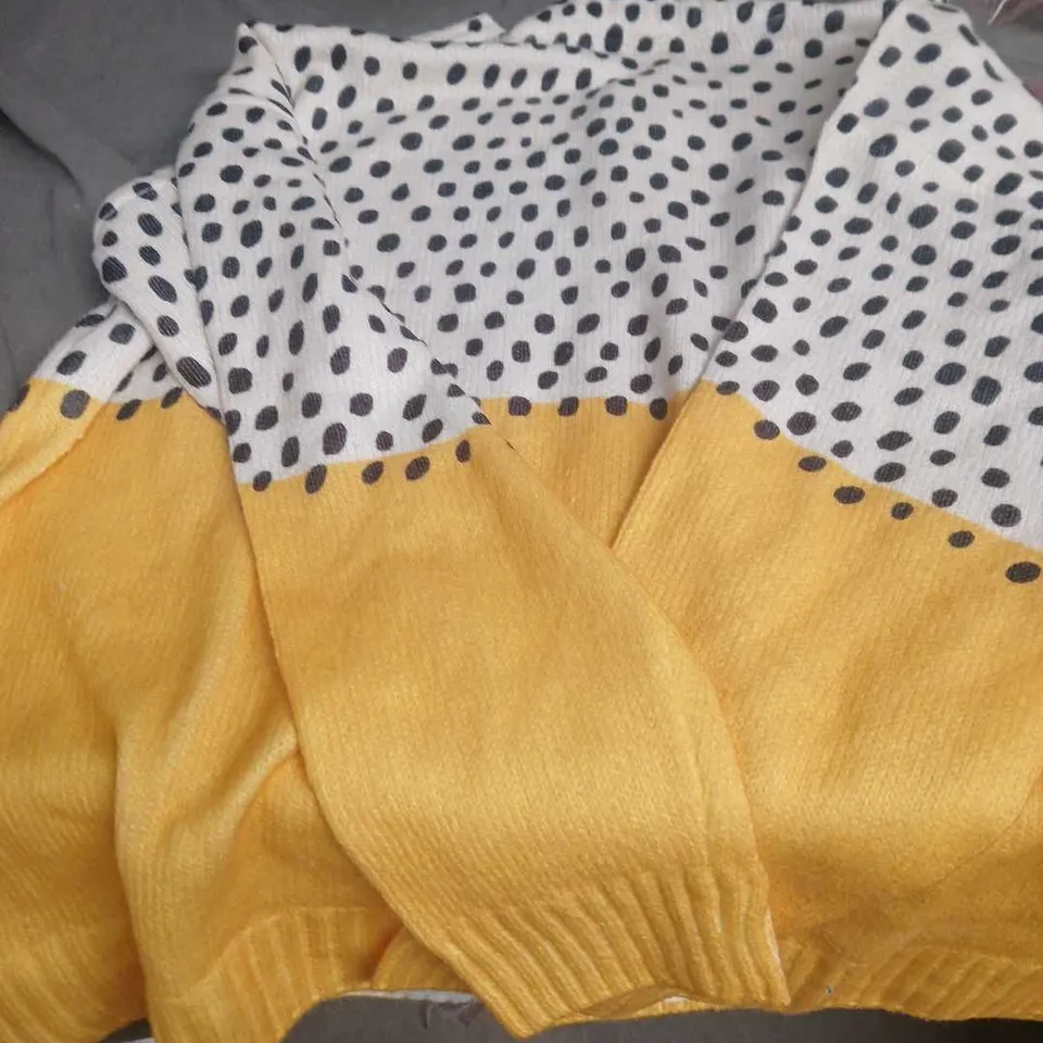 BOX OF APPROXIMATELY 25 ASSORTED CLOTHING ITEMS  INCLUDING YELLOW KNITWEAR & GREEN VELVET FABRIC