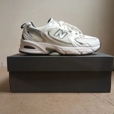 BOXED PAIR OF NEW BALANCE 530 TRAINERS IN WHITE/SILVER SIZE UK 6