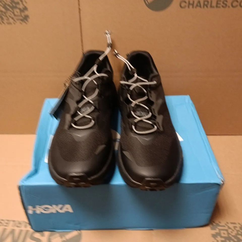 BOXED PAIR OF HOKA M TRANSPORT GTX TRAINERS IN BLACK - UK 8.5