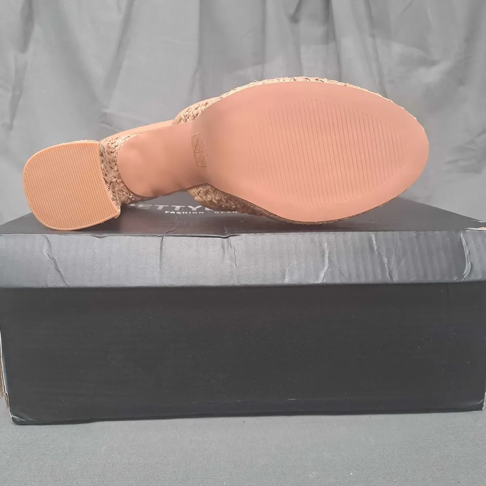 BOXED PAIR OF PRETTY LITTLE THING OPEN TOE PLATFORM HIGH BLOCK HEEL SHOES IN TAN SIZE 6