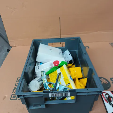 TOTE OF APPROXIMATELY 12 ASSORTED ITEMS TO INCLUDE: 25KN CLIMBING CARABINERS 