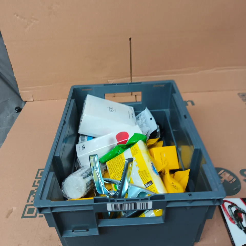 TOTE OF APPROXIMATELY 12 ASSORTED ITEMS TO INCLUDE: 25KN CLIMBING CARABINERS