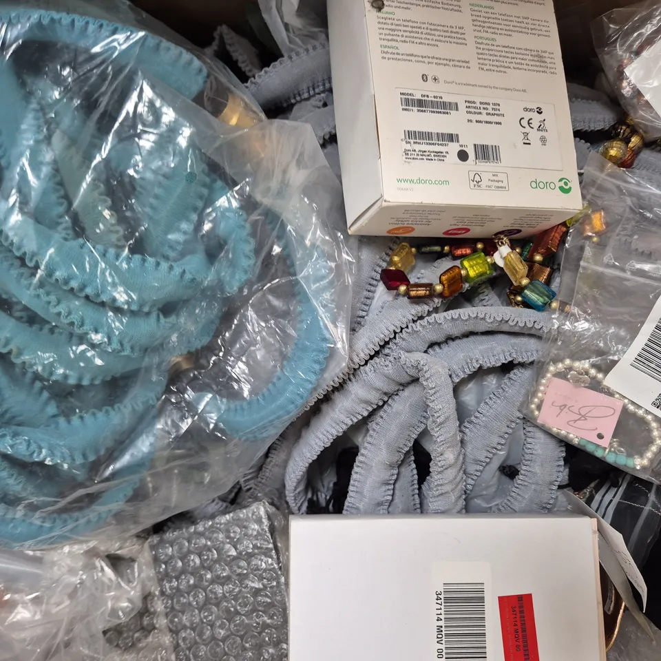 BOX OF APPROXIMATELY 15 ASSORTED HOUSEHOLD ITEMS TO INCLUDE HALO POWER BANK, ETC - COLLECTION ONLY