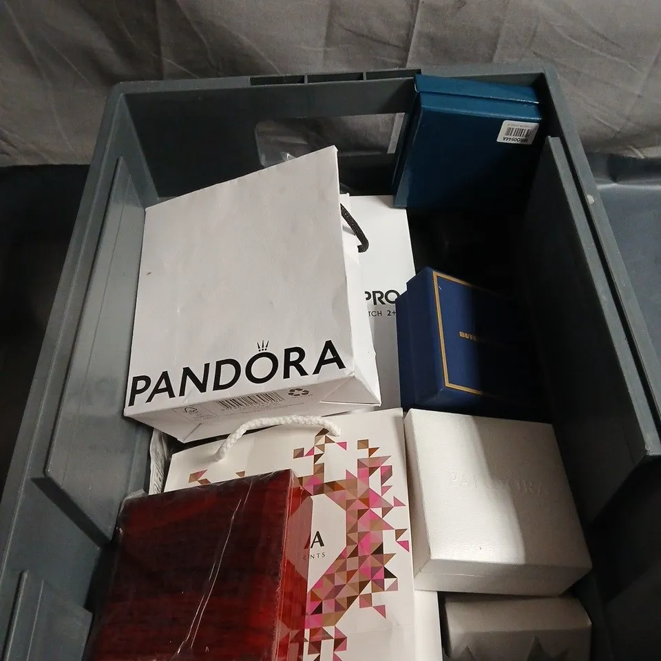 APPROXIMATELY 20 ASSORTED JEWELLERY ITEMS INCLUDING INDULGENCE BROOCH AND BUTLER & WILSON EARRINGS 