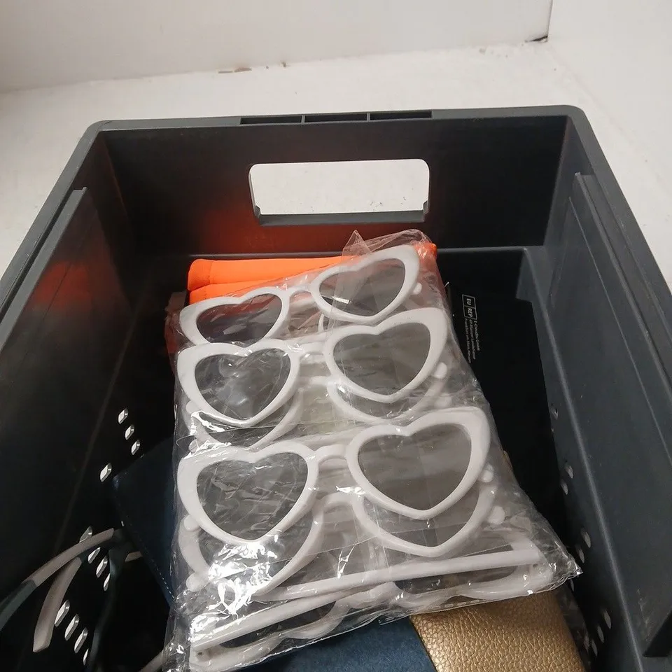 APPROXIMATELY 12 ASSORTED PAIRS OF SUNGLASSES / GLASSES IN VARIOUS STYLES AND COLOURS 