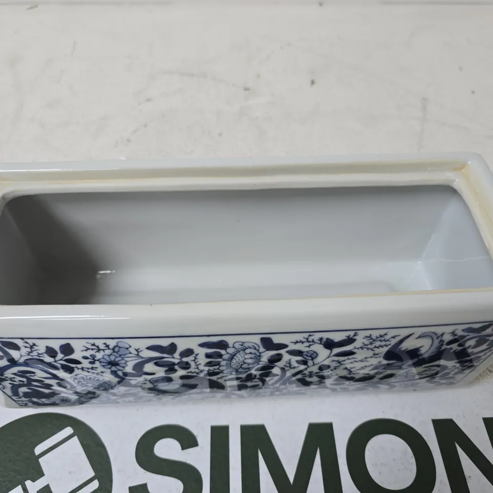 RIJKS MUSEUM DELFT-STYLE BLUE AND WHITE RECTANGULAR CERAMIC VASE