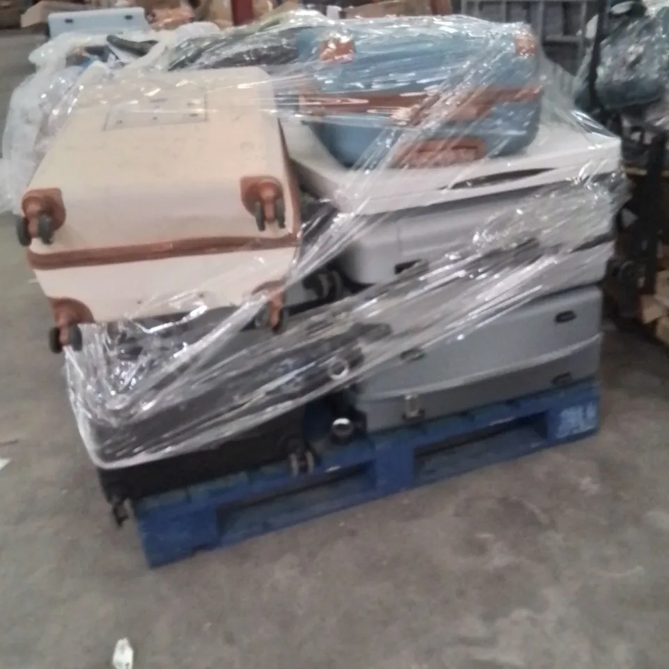 PALLET OF LUGG SUITCASES 