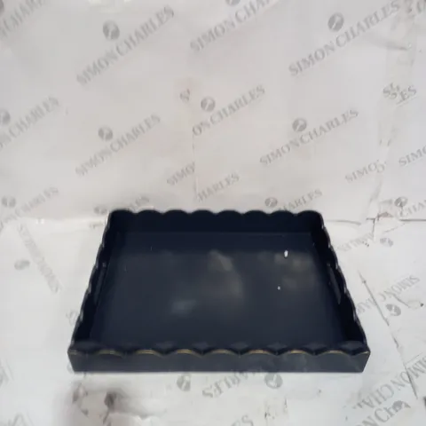 BUNDLEBERRY LARGE SCALLOPED EDGE TRAY