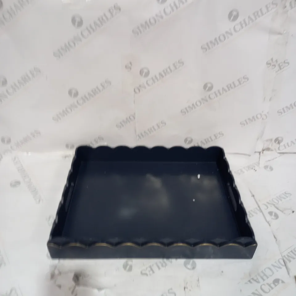 BUNDLEBERRY LARGE SCALLOPED EDGE TRAY