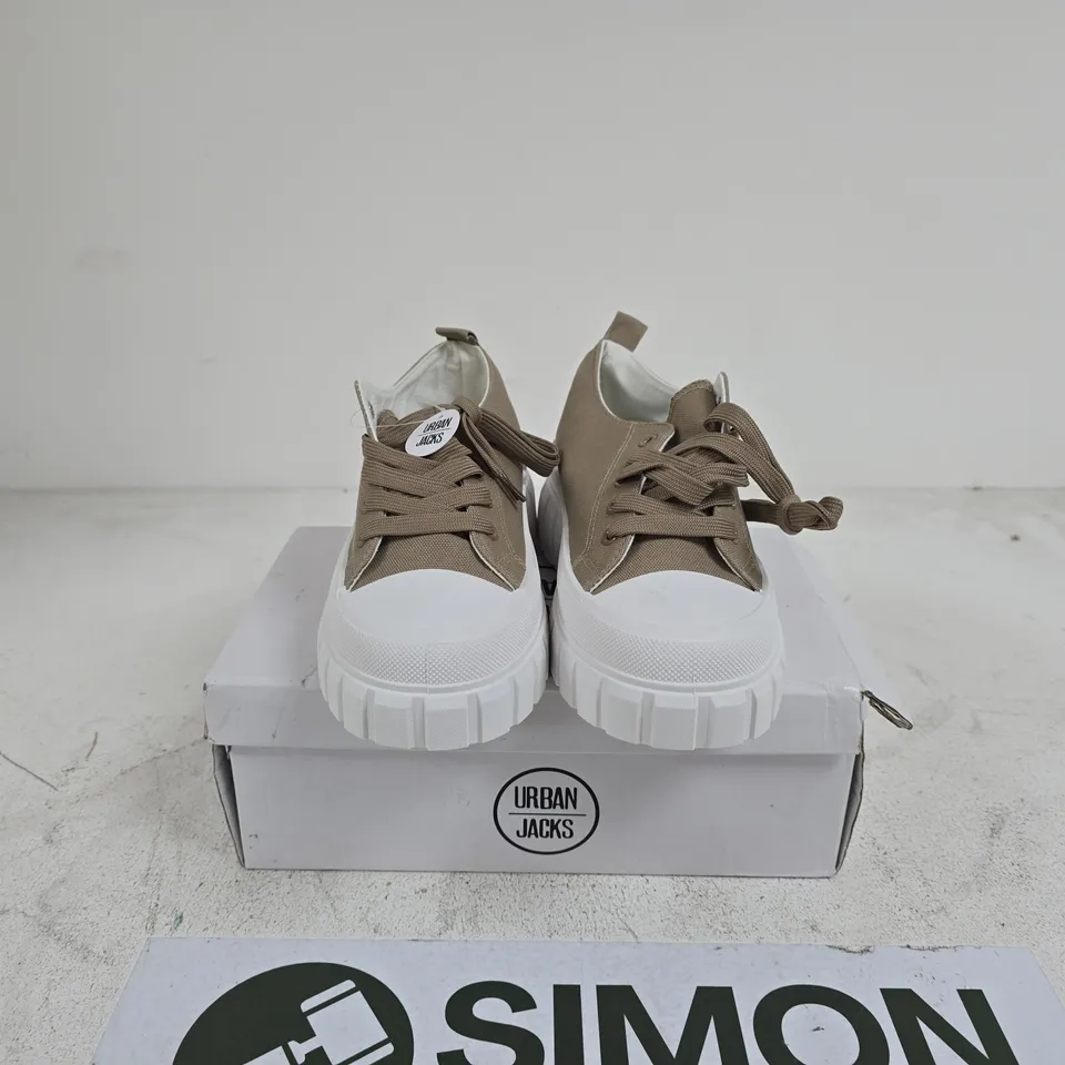 URBAN JACKS CHICAGO TAUPE TRAINERS SIZE 8 BOXED