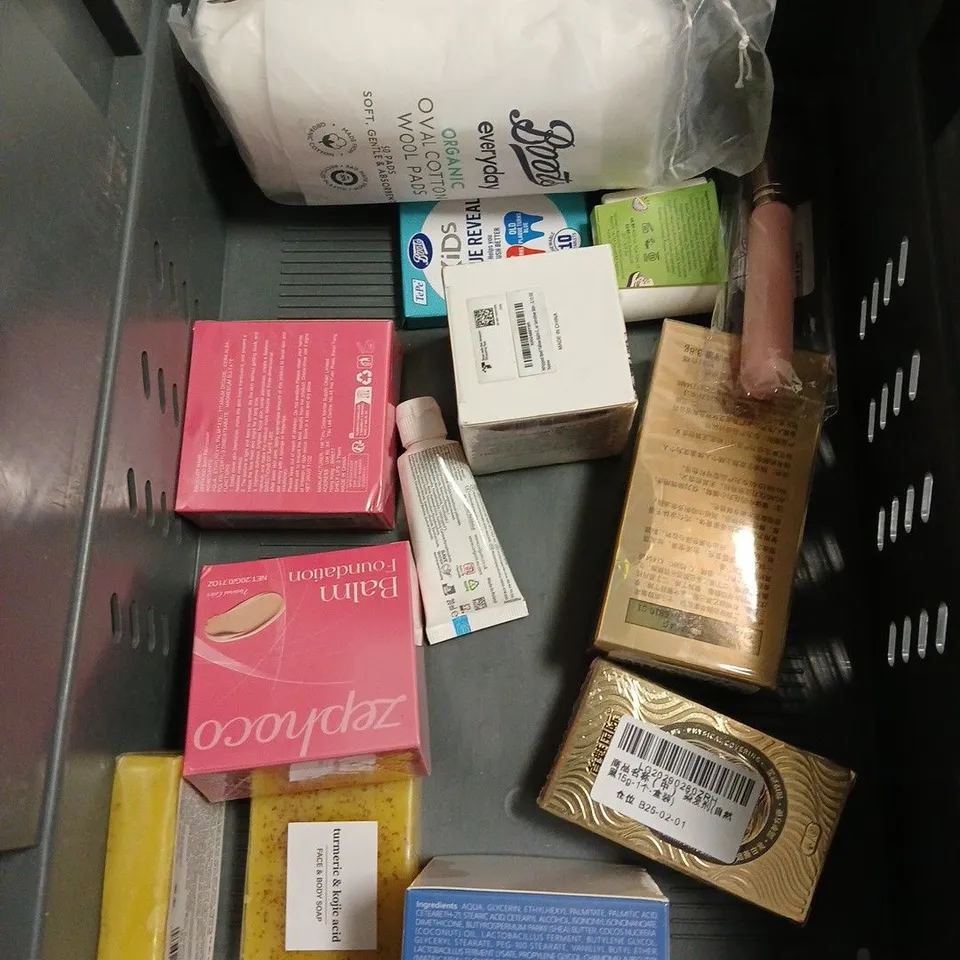 APPROXIMATELY 20 ASSORTED HEALTH & BEAUTY PRODUCTS TO INCLUDE CERAVE MOISTURISING CREAM, ARKIVE HAIR PRIMER, AVEDA COLOUR CONTROL LEAVE IN TREATMENT, ETC
